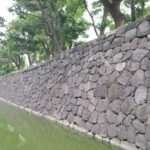 崖地の不動産購入時に考慮すべき擁壁と安全性について　Retaining walls and safety considerations when purchasing property on a bluff.