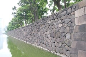 崖地の不動産購入時に考慮すべき擁壁と安全性について　Retaining walls and safety considerations when purchasing property on a bluff.